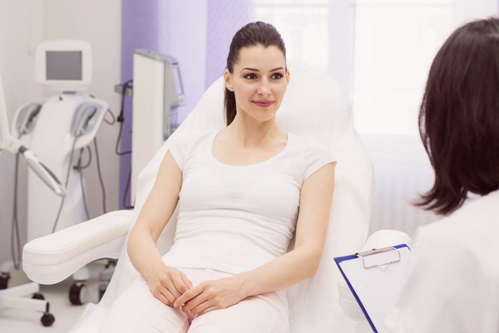 konsultacja-przed-zabiegiem-estetycznym-1024x683 Zabiegi medycyny estetycznej a pory roku – które warto robić i kiedy?